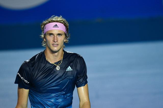 坐在赛场旁 坐在赛场旁